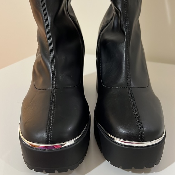 WILD PAIR
Killian Block-Heel Riding Boots, Size 10 - Picture 9 of 10